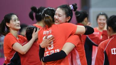 积雪已覆盖球场，加拿大联赛球员在雪战中完成潇洒倒钩得分